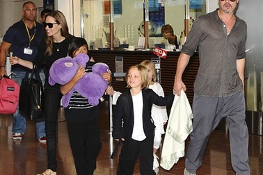 Sở hữu trăm triệu đô, Brangelina vẫn mua hàng giảm giá