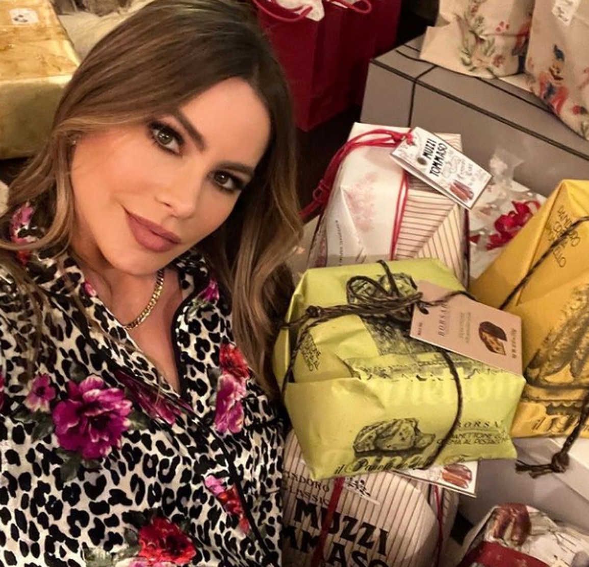 Paris Hilton và em gái ngồi trên lòng ông già Noel - 6 Paris Hilton và em gái ngồi trên lòng ông già Noel - 6