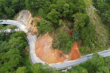 Phân luồng giao thông tránh điểm sạt trên cung đèo nối Đà Lạt - Khánh Hòa