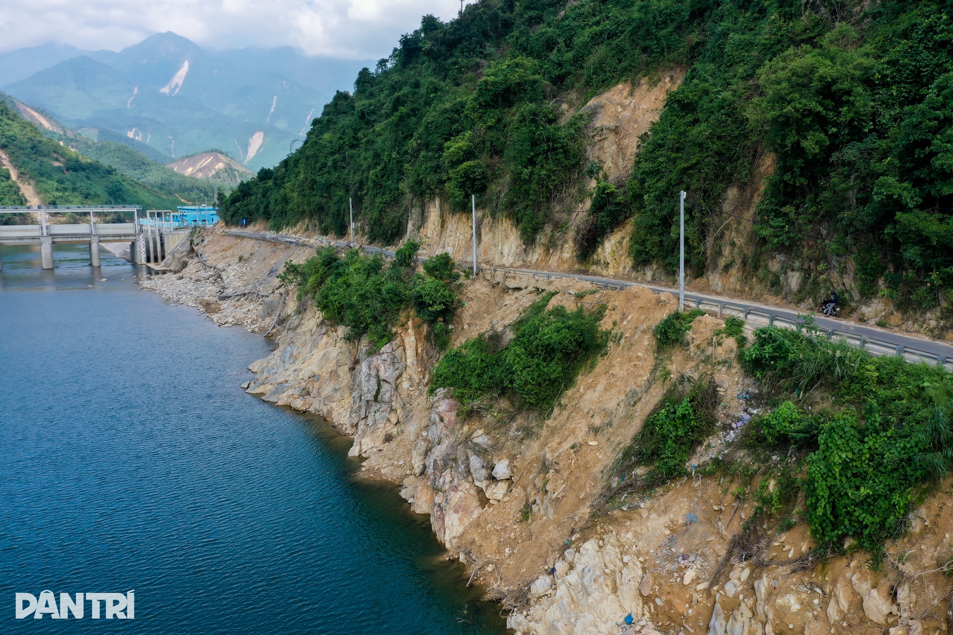 Dân thấp thỏm lưu thông qua tuyến đường sạt lở ở Đà Nẵng - 13 Dân thấp thỏm lưu thông qua tuyến đường sạt lở ở Đà Nẵng - 13