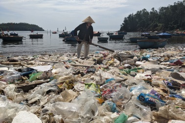 Làng biển mỗi năm "hứng" hàng chục tấn rác