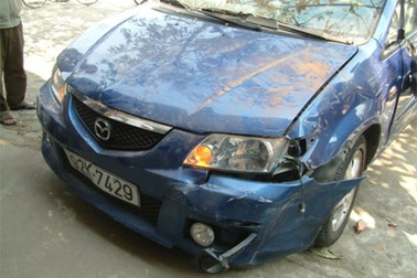 Xe Mazda đâm đổ tường nhà dân