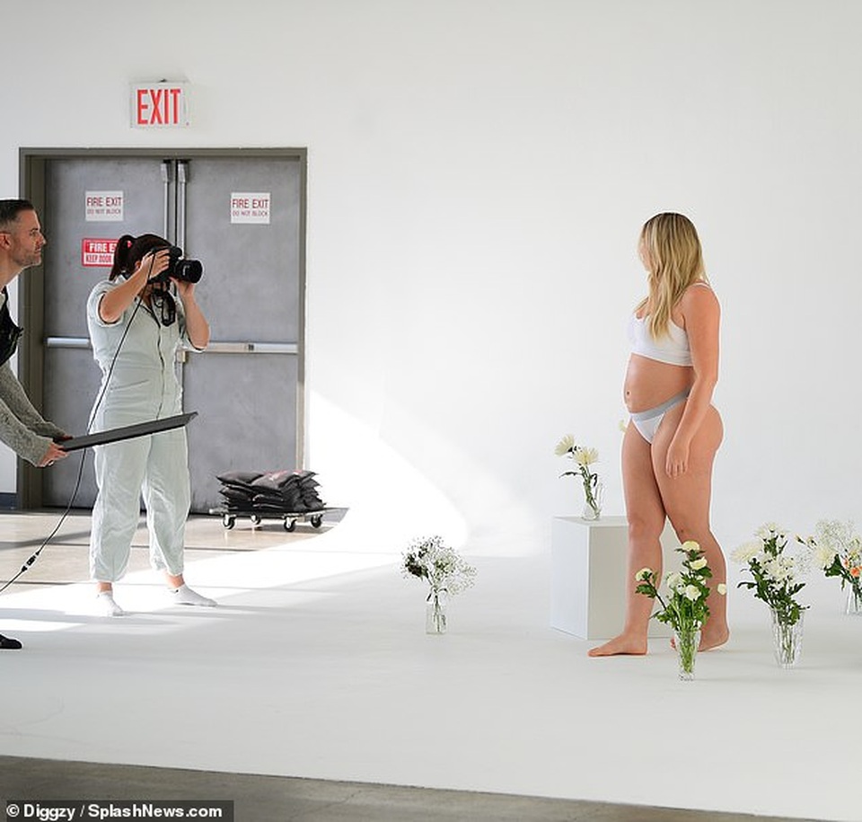 Siêu mẫu ngoại cỡ mặc nội y khoe bụng bầu - 1 Siêu mẫu ngoại cỡ mặc nội y khoe bụng bầu - 1