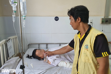 TPHCM: Một tháng có hàng chục ca bỏng "nát" cơ thể vì dùng cồn nướng mực