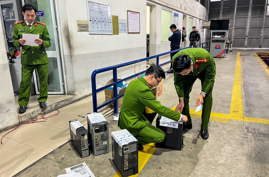 Hà Nội: Cảnh sát khám xét trung tâm đăng kiểm 29-07D và 29-10D - 5 Hà Nội: Cảnh sát khám xét trung tâm đăng kiểm 29-07D và 29-10D - 5