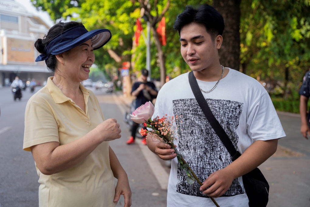 Hàng nghìn bông hoa sen và lời yêu thương được trao lan tỏa nhân mùa Vu Lan - 8 Hàng nghìn bông hoa sen và lời yêu thương được trao lan tỏa nhân mùa Vu Lan - 8