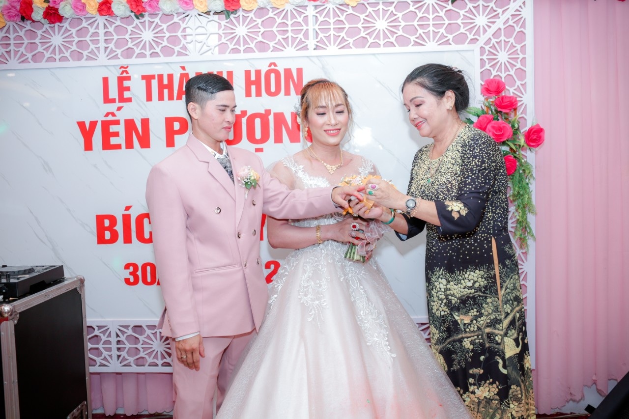 Cặp đôi chuyển giới cưới gấp vì: Vợ ơi, anh có bầu rồi - 1 Cặp đôi chuyển giới cưới gấp vì: Vợ ơi, anh có bầu rồi - 1