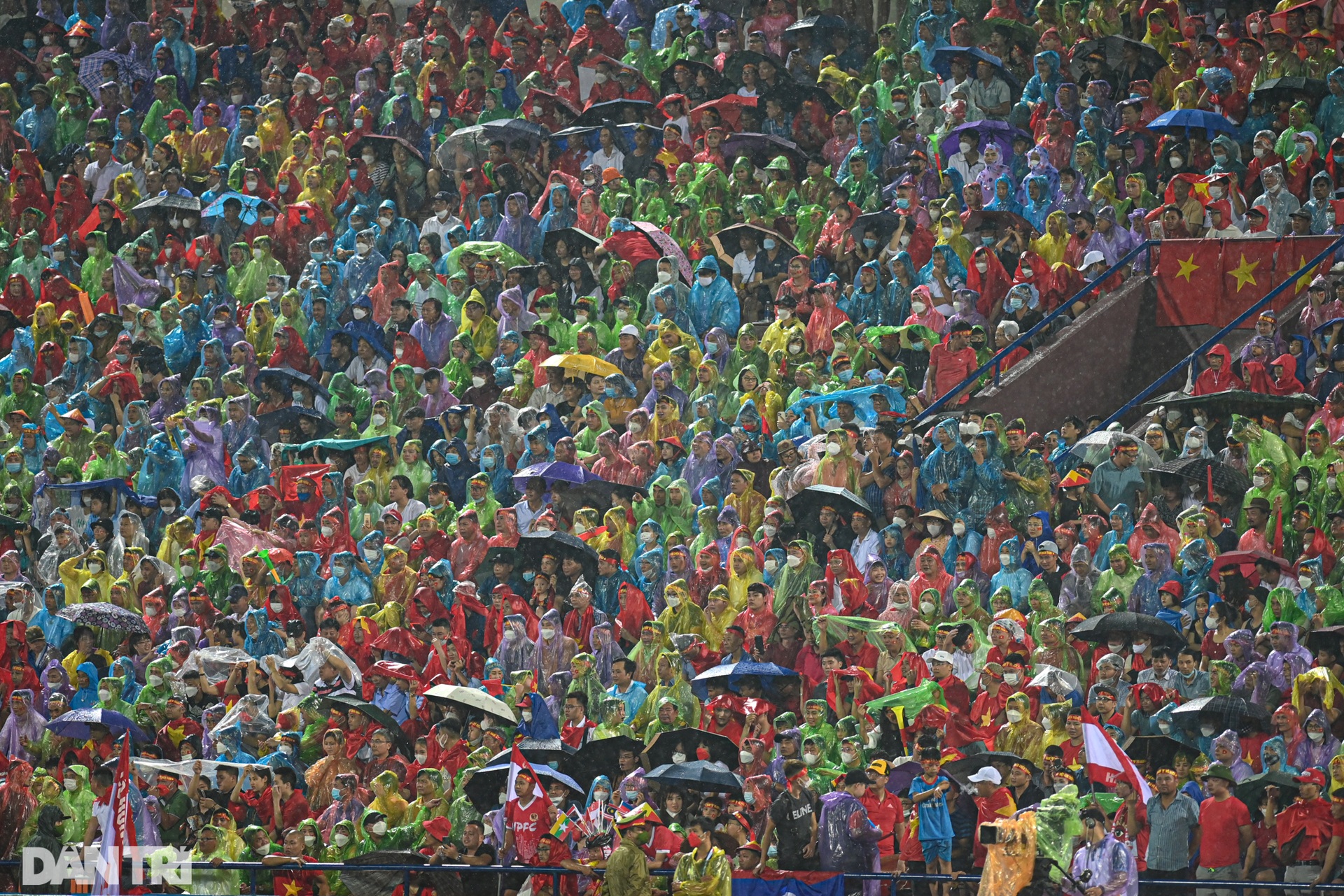 Biển người đội mưa chật kín sân Việt Trì cổ vũ U23 Việt Nam - 2
