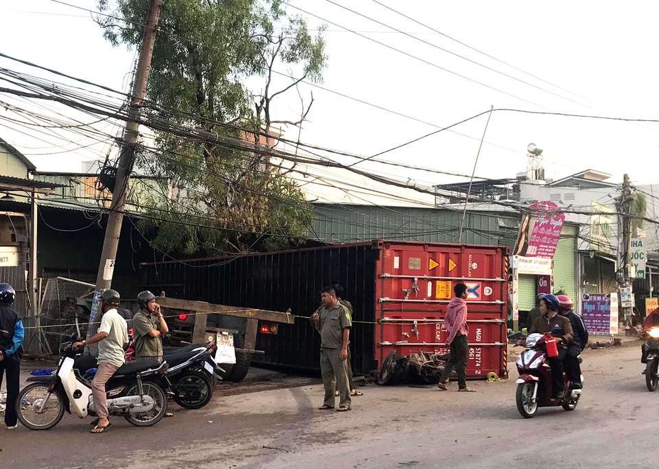 Xe container “đại náo” đường phố, 1 người bị thùng xe rơi xuống đè chết - 1 Xe container “đại náo” đường phố, 1 người bị thùng xe rơi xuống đè chết - 1