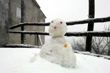 Ảnh: Du khách thích thú nặn người tuyết ở Sa Pa