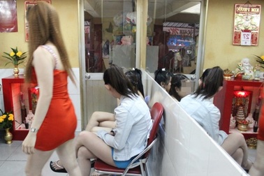 "Đột kích" tiệm hớt tóc "không dao kéo" ở Sài Gòn