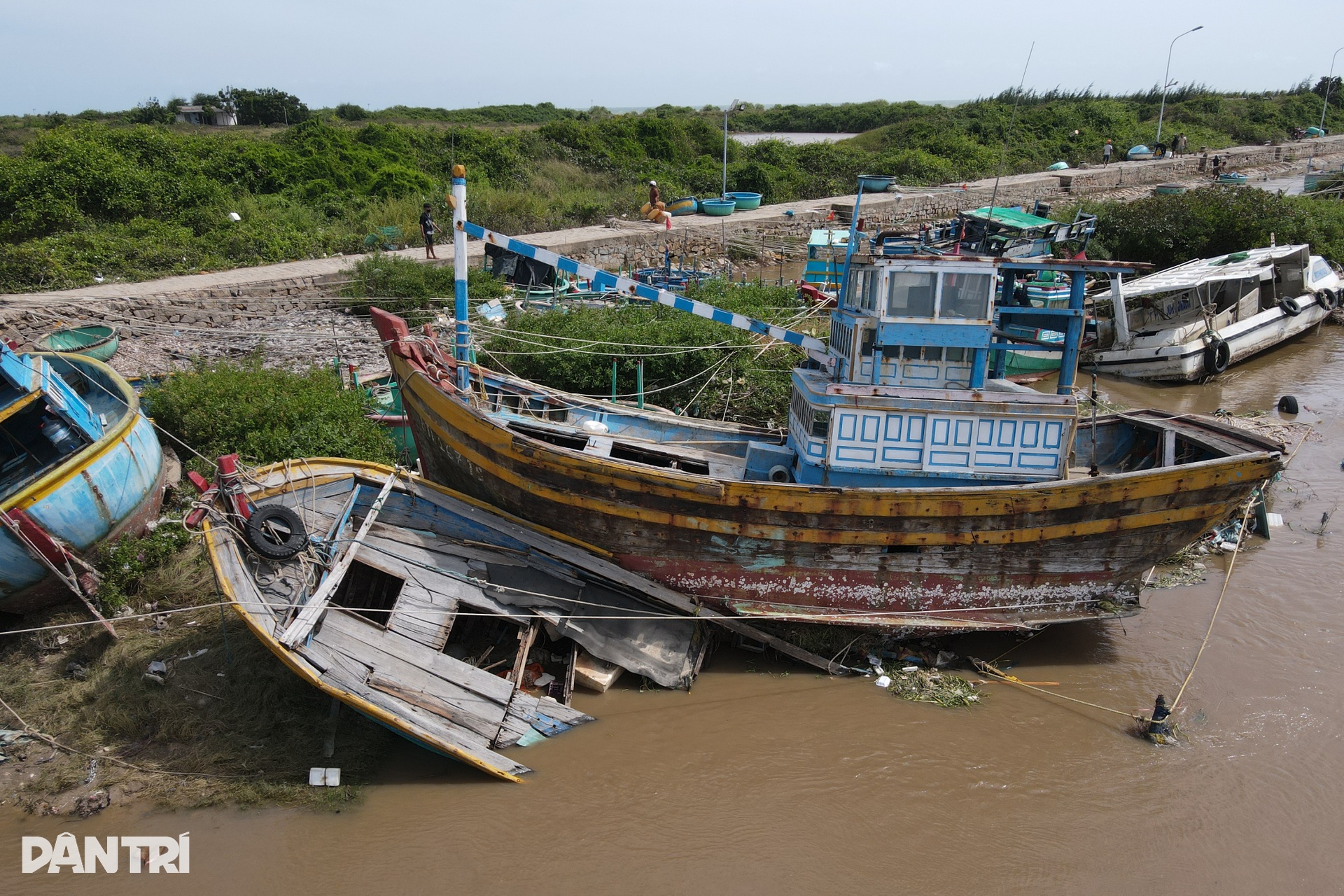 Ngư dân Lâm Đồng khóc ròng bên xác tàu tả tơi sau trận lũ lịch sử - 3 Ngư dân Lâm Đồng khóc ròng bên xác tàu tả tơi sau trận lũ lịch sử - 3