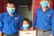 Tặng Giấy khen cho học sinh lớp 3 vì dũng cảm cứu 2 em nhỏ đuối nước