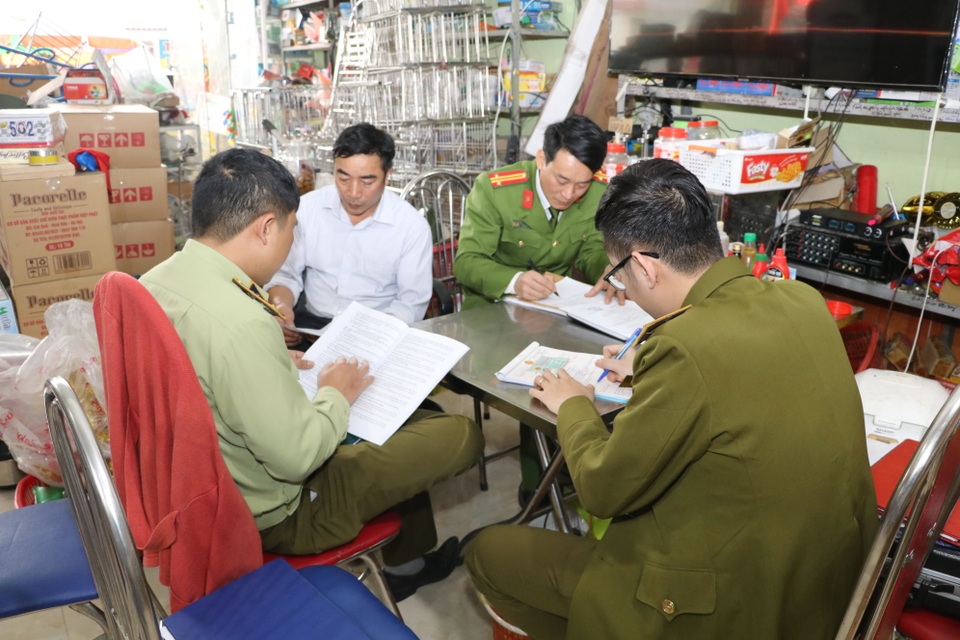 Bắt giữ 4 tạ mì chính không rõ nguồn gốc sắp tuồn ra thị trường Tết - 3 Bắt giữ 4 tạ mì chính không rõ nguồn gốc sắp tuồn ra thị trường Tết - 3