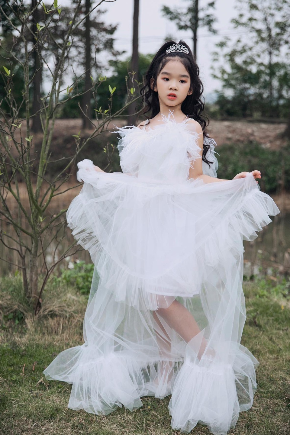 Con gái Xuân Lan nổi bật trên sàn catwalk - 3 Con gái Xuân Lan nổi bật trên sàn catwalk - 3