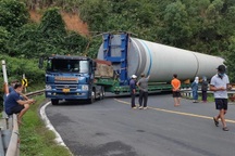 Xe siêu trường chở thiết bị điện gió hư giữa đèo, giao thông ùn tắc