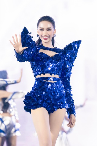 Hoa hậu Dương Trà Giang đổi phong cách gợi cảm hơn sau khi hết nhiệm kỳ - 8