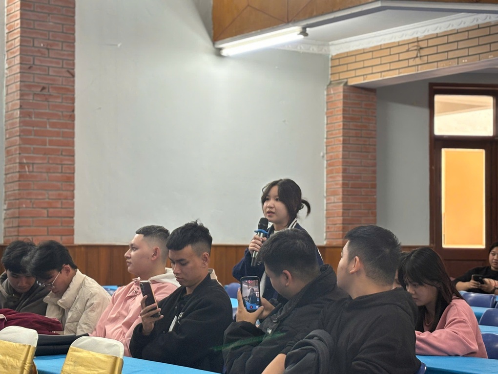 En skole skaper oppstyr ved å betale 2,2 millioner VND for A80-avgifter til elever - 1 Xôn xao một trường chi trả tiền A80 cho sinh viên 2,2 triệu đồng - 1