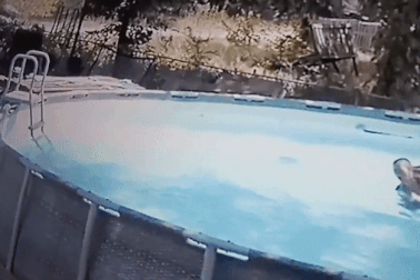 Khoảnh khắc thót tim bé trai 10 tuổi ở Mỹ cứu mẹ suýt chết trong bể bơi