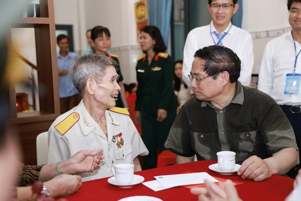 នាយករដ្ឋមន្ត្រី Pham Minh Chinh ទស្សនាទីបញ្ចុះសព Hang Duong និងអតីតអ្នកទោស Con Dao - 2