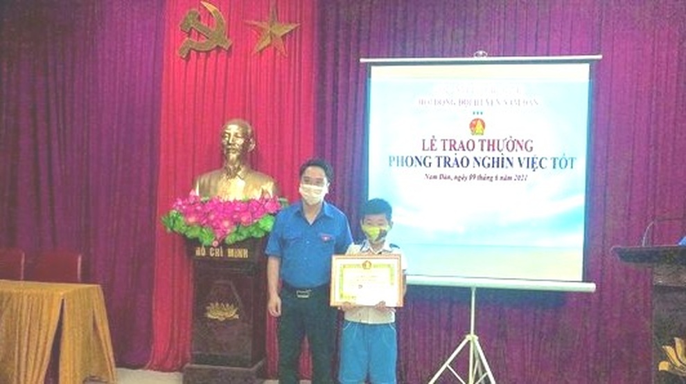 Nam sinh lớp 4 nhặt được dây chuyền vàng, tìm trả người đánh mất - 1 Nam sinh lớp 4 nhặt được dây chuyền vàng, tìm trả người đánh mất - 1