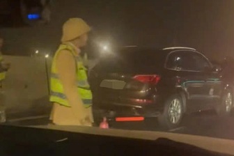 Bốn ô tô va chạm liên hoàn trên cao tốc Hà Nội - Hải Phòng