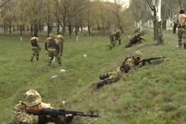 Lính dù Ukraine đột kích, phá chốt chặn của người biểu tình