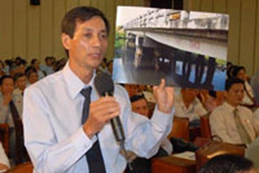 Đại biểu chất vấn Giám đốc Sở bằng “vật chứng”