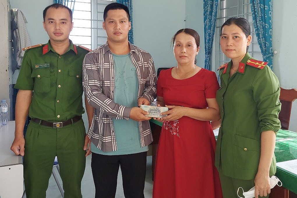 Nhặt 58 triệu đồng, nam thanh niên trả lại người đánh rơi - 1 Nhặt 58 triệu đồng, nam thanh niên trả lại người đánh rơi - 1