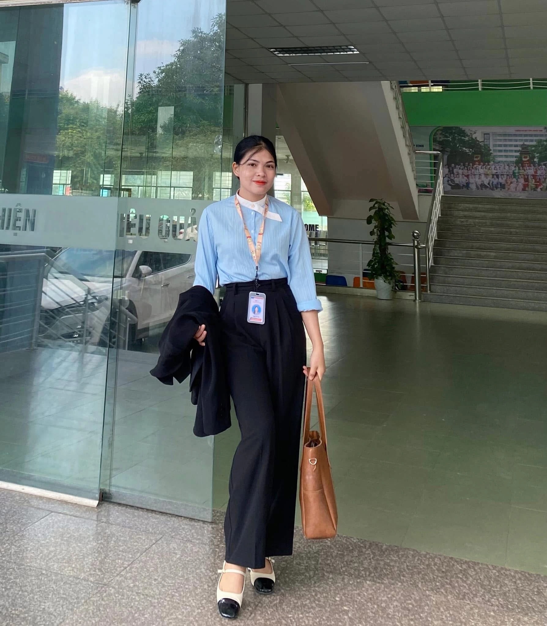 Cô giáo 9X mê chạy quyết kéo học trò sụp hố để buông điện thoại, xỏ giày - 1 Cô giáo 9X mê chạy quyết kéo học trò sụp hố để buông điện thoại, xỏ giày - 1