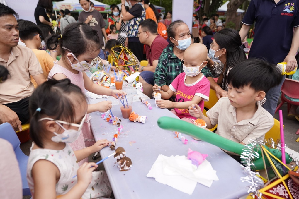 Bé sâu ngủ và lần làm MC đặc biệt chương trình Tết Trung thu cho bệnh nhi - 3 Bé sâu ngủ và lần làm MC đặc biệt chương trình Tết Trung thu cho bệnh nhi - 3