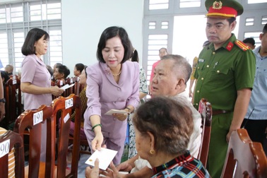 Phó Chủ tịch Quốc hội thăm các gia đình chính sách ở Tây Ninh