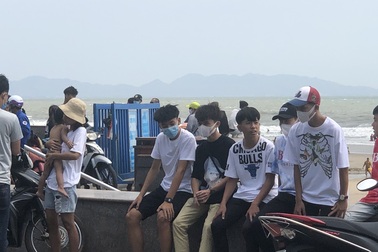 Sợ Covid-19, người dân đeo khẩu trang ra biển du xuân đầu năm