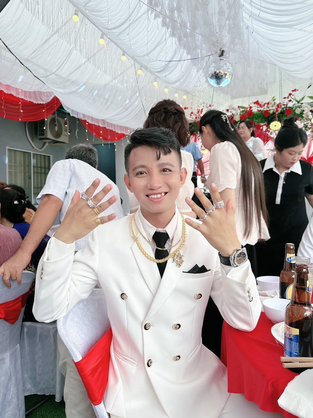 Đám cưới đồng tính: Cô dâu miền Tây khoe kim cương đầy tay - 3 Đám cưới đồng tính: Cô dâu miền Tây khoe kim cương đầy tay - 3