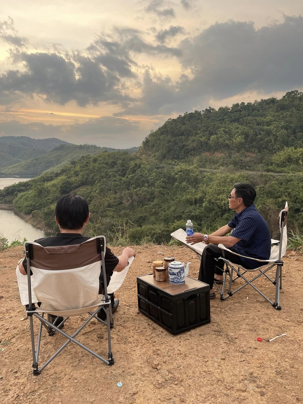 Con trai bỏ 300 triệu biến xe thành nhà di động đưa bố đẻ, bố vợ xuyên Việt - 9