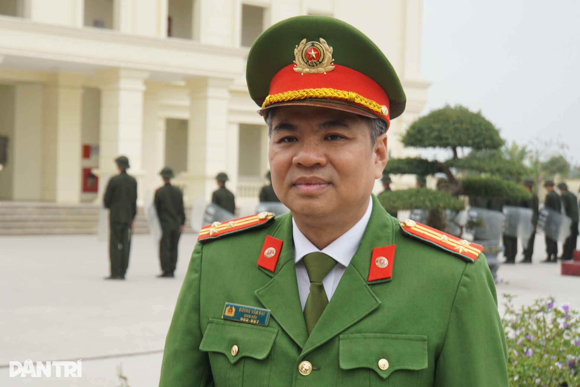 Xem các chiến sĩ Công an nghĩa vụ xắn quần tập điều lệnh - 2