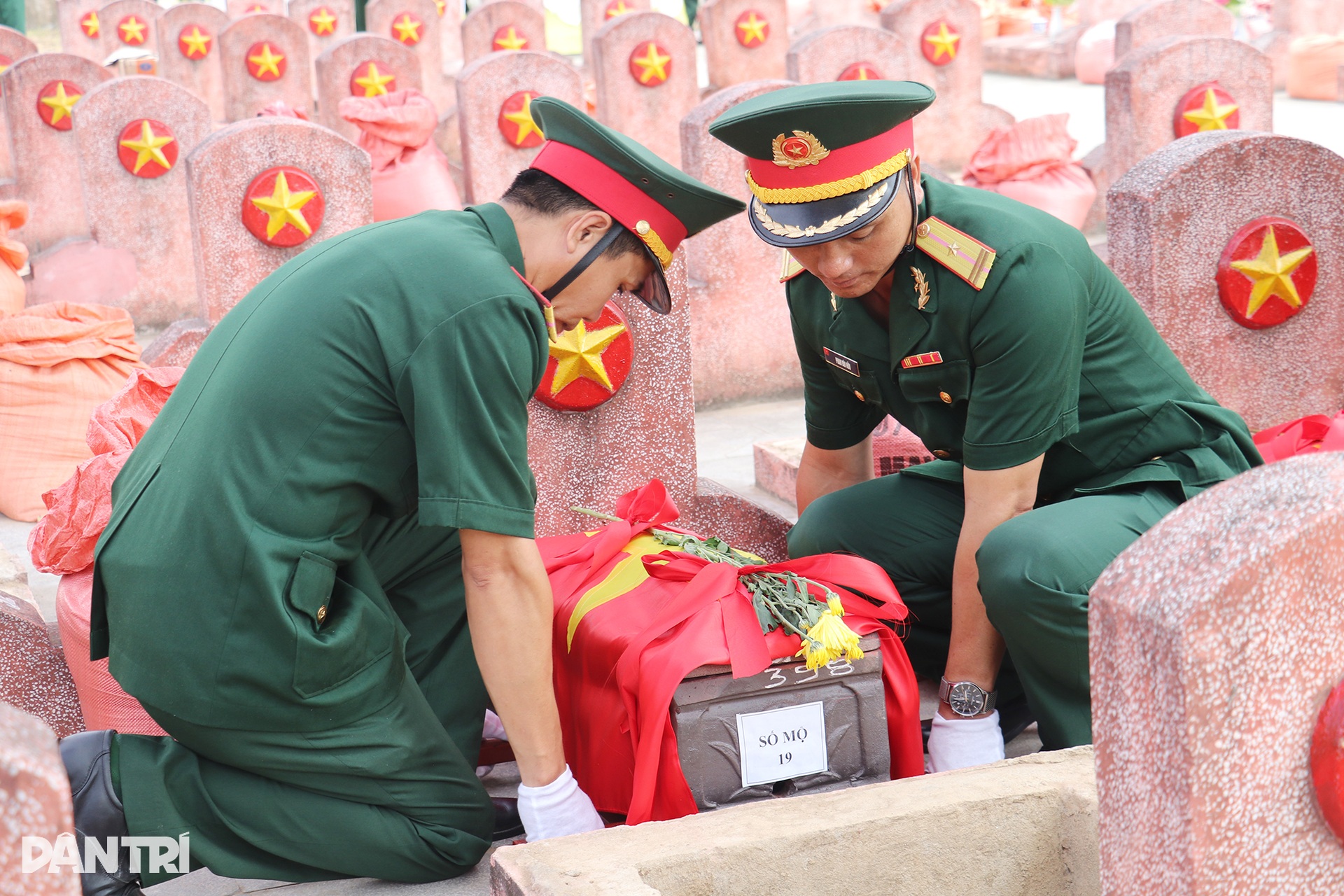 Niềm mong mỏi của gia đình liệt sỹ ngày an táng hài cốt quân tình nguyện - 8 Niềm mong mỏi của gia đình liệt sỹ ngày an táng hài cốt quân tình nguyện - 8