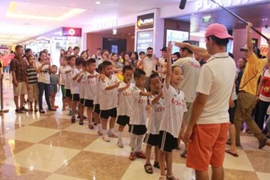 “Cầu thủ tý hon” khám phá Vincom Mega Mall Royal City