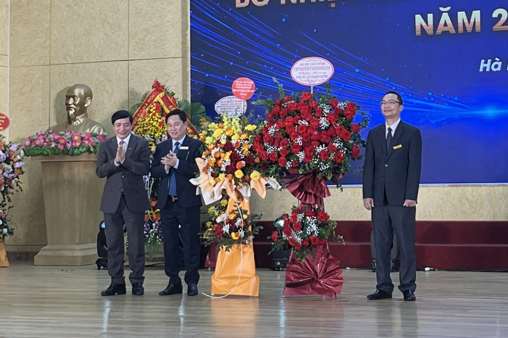 Hiệu trưởng Trường ĐH Công đoàn được bổ nhiệm chức danh Phó Giáo sư - 1 Hiệu trưởng Trường ĐH Công đoàn được bổ nhiệm chức danh Phó Giáo sư - 1