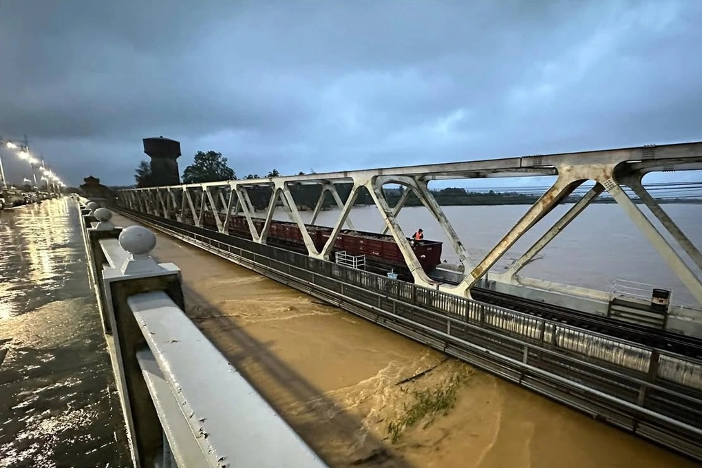 Điều 2 đoàn tàu chở hơn 1.100 tấn đá giữ cầu đường sắt Bắc - Nam trong lũ - 1 Điều 2 đoàn tàu chở hơn 1.100 tấn đá giữ cầu đường sắt Bắc - Nam trong lũ - 1