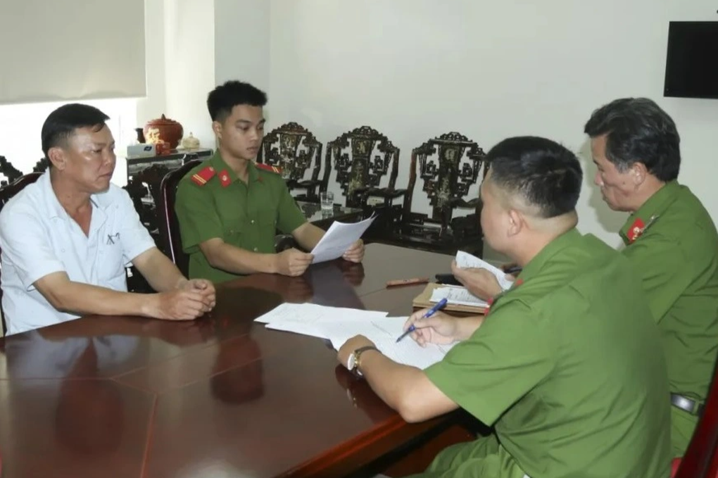 Người đàn ông ra đầu thú sau hơn 30 năm trốn khỏi trại giam - 1 Người đàn ông ra đầu thú sau hơn 30 năm trốn khỏi trại giam - 1