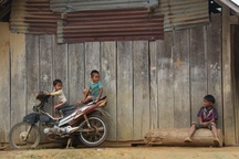 Nhà ba con, chỉ một con được đi học do thiếu giáo viên