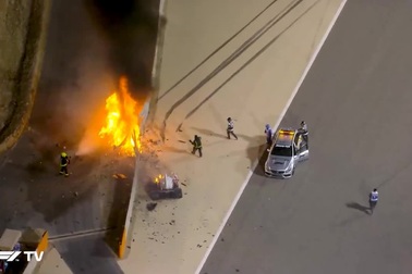 Hình ảnh tai nạn của Romain Grosjean trên đường đua F1 Bahrain 2020