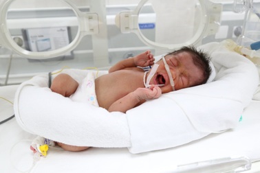 Cứu sống bé sơ sinh bị bỏ rơi bên đường tím tái, không phản xạ