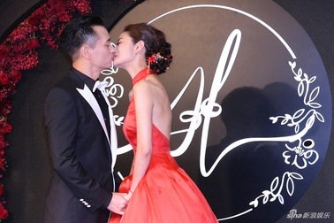 An Dĩ Hiên hạnh phúc bên chú rể đại gia trong hôn lễ toàn "sao"