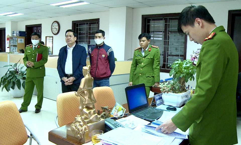 Cán bộ cục thuế bị bắt vì nhận của doanh nghiệp 100 triệu đồng - 2 Cán bộ cục thuế bị bắt vì nhận của doanh nghiệp 100 triệu đồng - 2