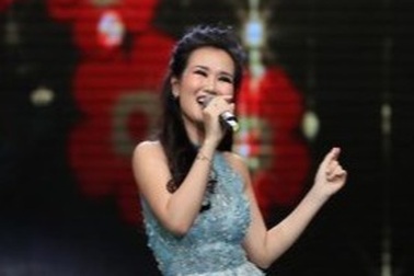 Võ Hạ Trâm “Vui như Tết” trong lần đầu trở lại sân khấu sau kết hôn