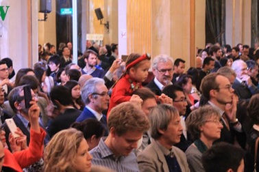 Xúc động, tự hào đón Tết Đinh Dậu tại Tòa thị chính Paris