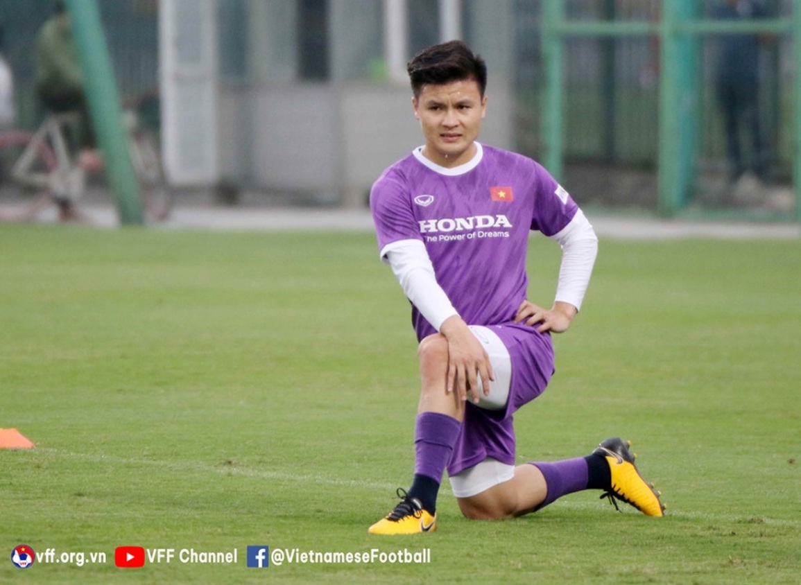 Quang Hải mệt mỏi trong buổi tập đầu tiên cùng đội tuyển Việt Nam - 2 Quang Hải mệt mỏi trong buổi tập đầu tiên cùng đội tuyển Việt Nam - 2