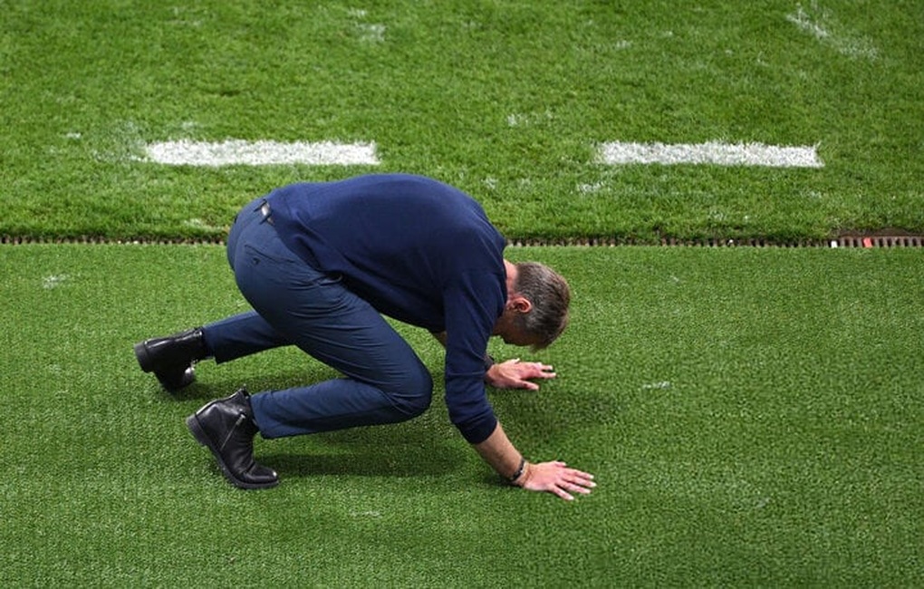 HLV Đan Mạch quỳ lạy trọng tài sau quyết định tranh cãi - 1